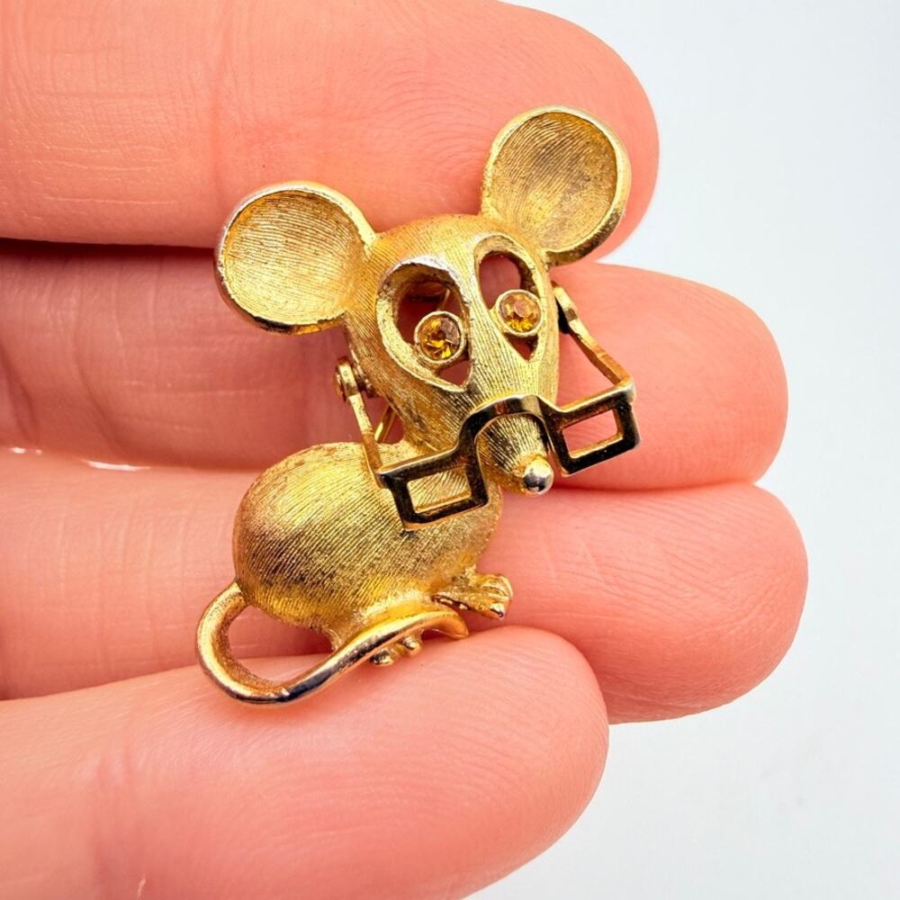 Avon Spectacular Mouse 1973 Brooch Pin Moveable Eyeglasses Goldtone Crystal Eyes